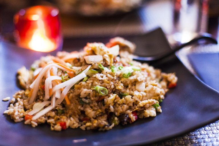 Eel rice dengan nasi hangat dalam gaya Japanese cuisine