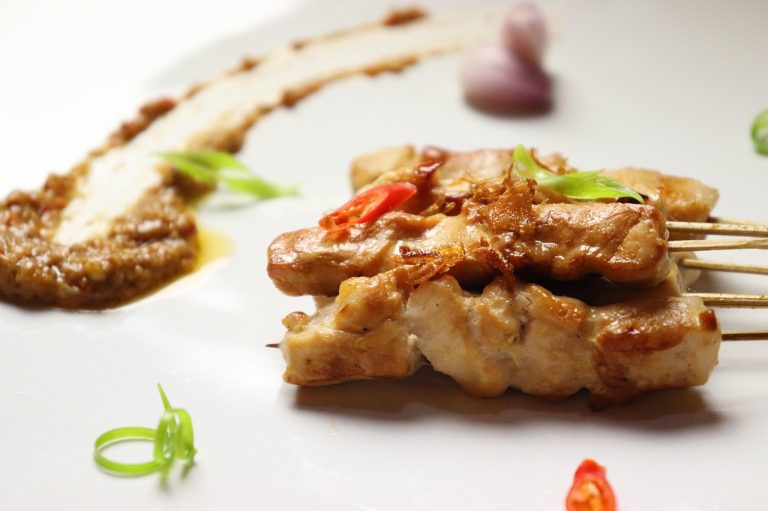 Sate panggang dengan tusukan daging untuk thumbnail artikel sate