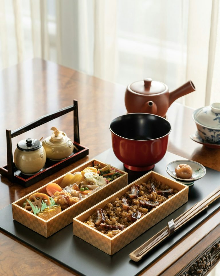 Hitsumabushi bento unagi kabayaki di atas nasi